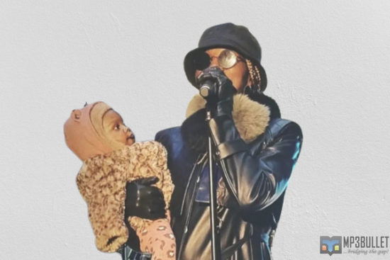 Seyi Shay performs on stage while holding her 7-month-old daughter.